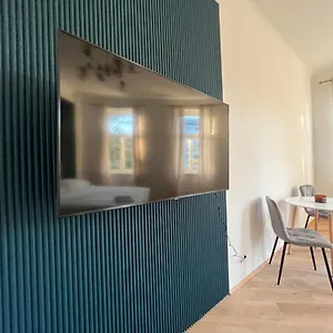 Schoenbrunn Near Metro Wien